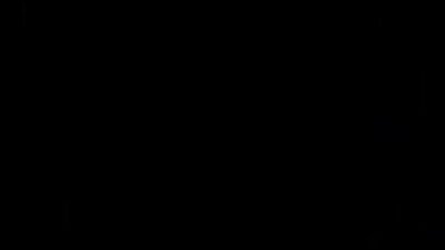 ಕೆಂಪು-ರಕ್ತದ ಕಂದು ಚರ್ಮದ ಅಶ್ಲೀಲ ರಾಣಿ ಭಯಾನಕ ಮಾಂಸದ ಕಂಬವನ್ನು ಹೀರುತ್ತಾಳೆ