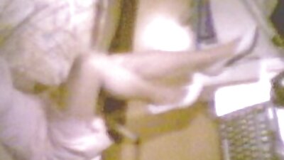 ಒಂದು ತೆಳ್ಳಗಿನ ದೇಹವನ್ನು ಹೊಂದಿರುವ ಅಜ್ಜಿಯನ್ನು ಅವಳ ಪುಸಿ ಬಾವಿಯಲ್ಲಿ ಇರಿಸಲಾಗುತ್ತದೆ