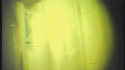 ಒಂದು ಸುಂದರ ರ್ಯಾಕ್ ಹೊಂದಿರುವ ಹೊಂಬಣ್ಣ ಅವಳ ಒದ್ದೆಯಾದ ಪುಸಿ ಫಕ್ ಮಾಡುತ್ತಿದೆ