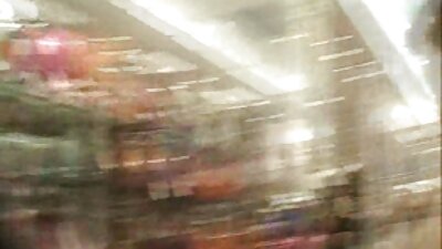 ಮಾದಕ ಜೋಡಿಯ ಚಪ್ಪಲಿಗಳನ್ನು ಹೊಂದಿರುವ ಶ್ಯಾಮಲೆ ಅವಳ ಪುಸಿಯಲ್ಲಿ ಆಳವಾಗಿ ಫಕ್ ಆಗುತ್ತಿದೆ